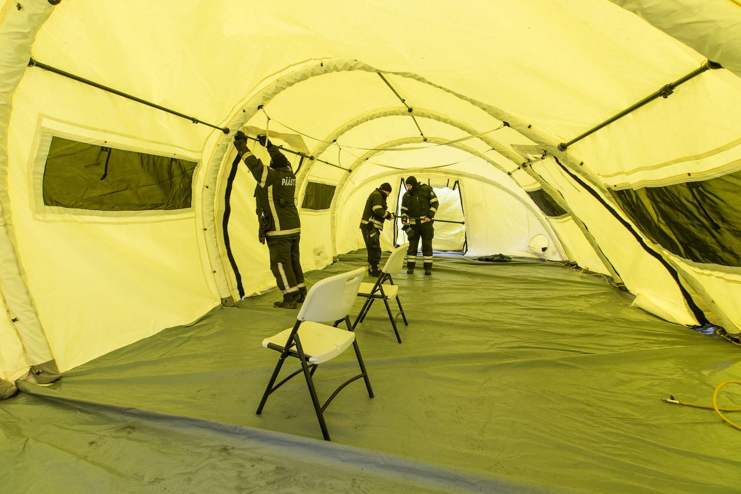В понедельник у Ида-Вируской центральной больницы спасатели установили палатки для проверки здоровья.