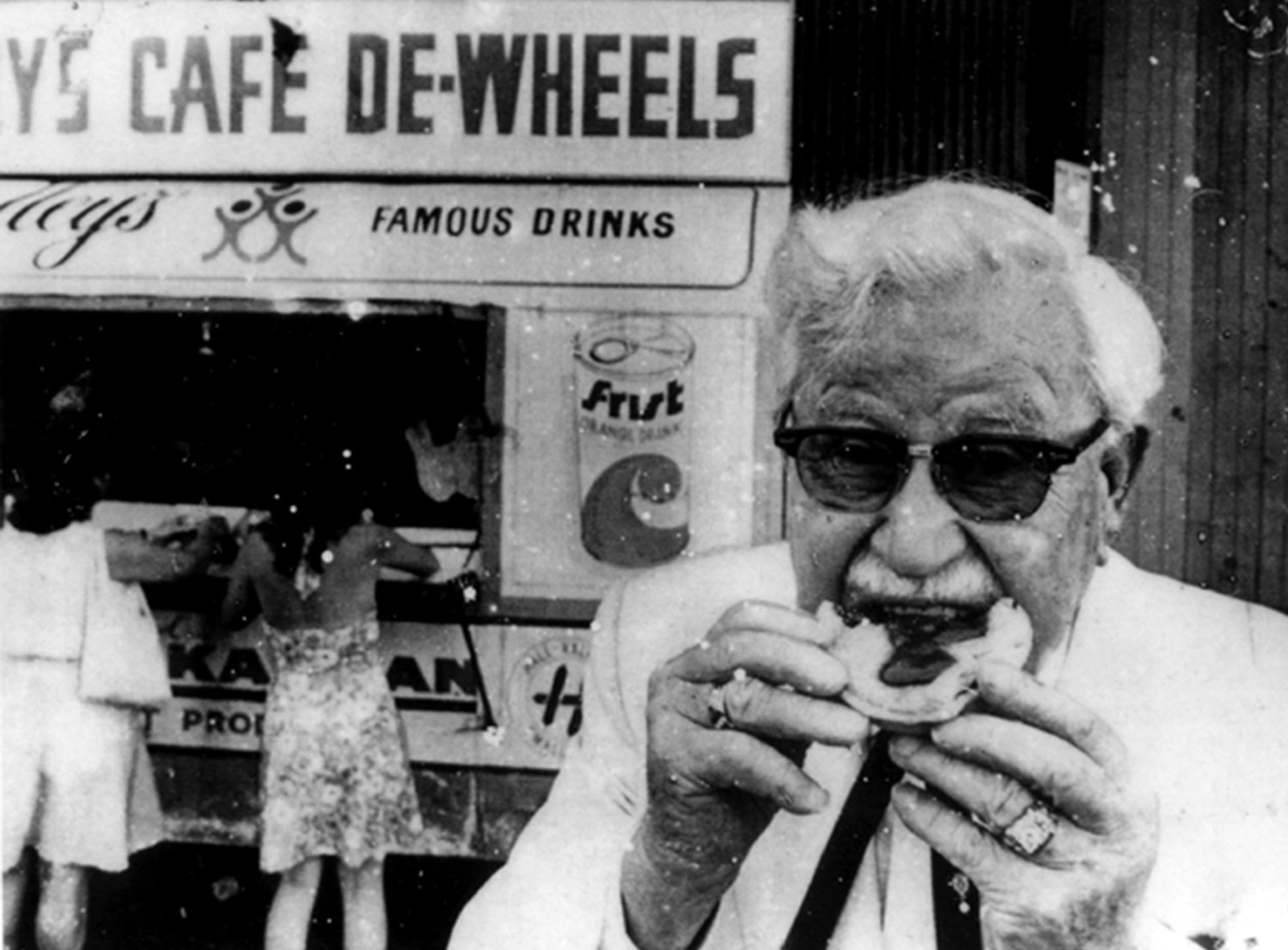 Harland David Sanders 60ndatel Austraalias. 1968. aastal avati Austraalias esimene KFC restoran. 70ndate alguseks oli Austraalias üle 38 asutuse, mis müüsid Sandersi krõbedat kana.