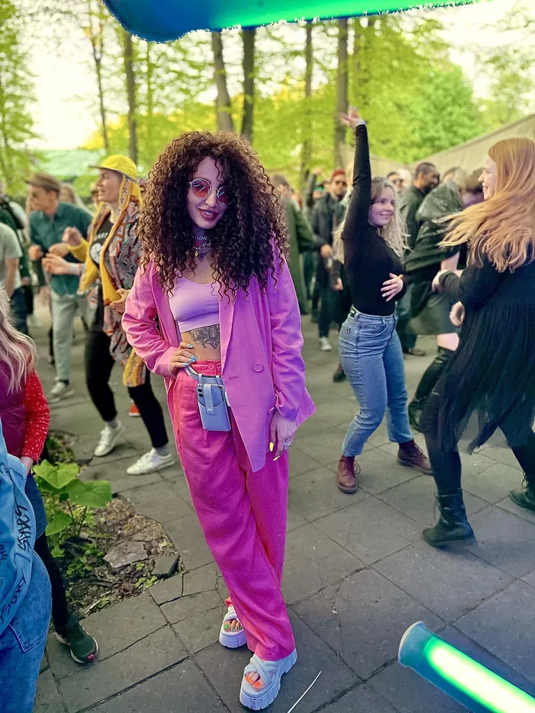 Christina Paduri stilistika on nii särav, justkui oleks ta kusagilt muusikavideost välja astunud. ​«Ma armastan värve ja välimusega eksperimenteerimist,» räägib koloriitne küünetehnik, ühel käel helkimas neoonkollane, teisel lilla maniküür. ​«See on nii suur rõõmuallikas ja kunstivorm!»