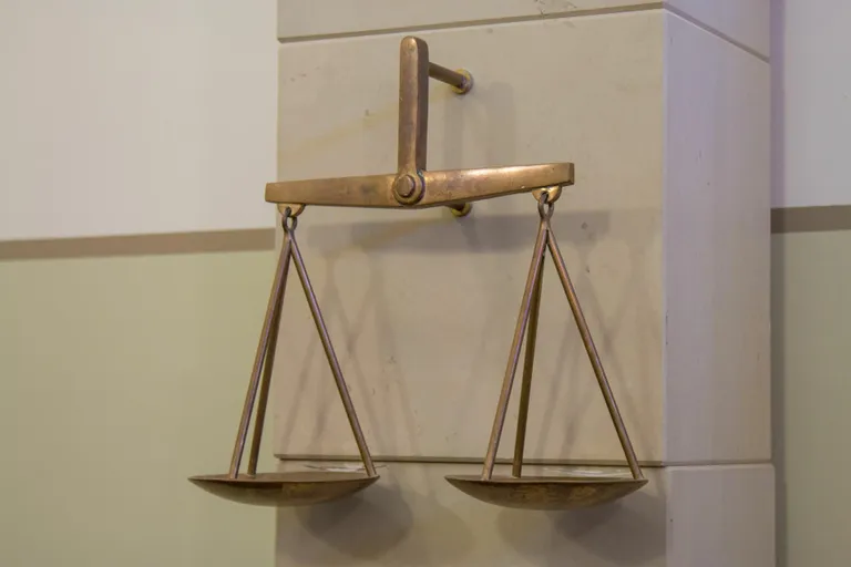Роль правительства в этом процессе могла бы заключаться в поддержании в государстве действующего верховенства закона и надзоре за конкуренцией. На снимке изображены судебные весы в здании суда Вильянди.