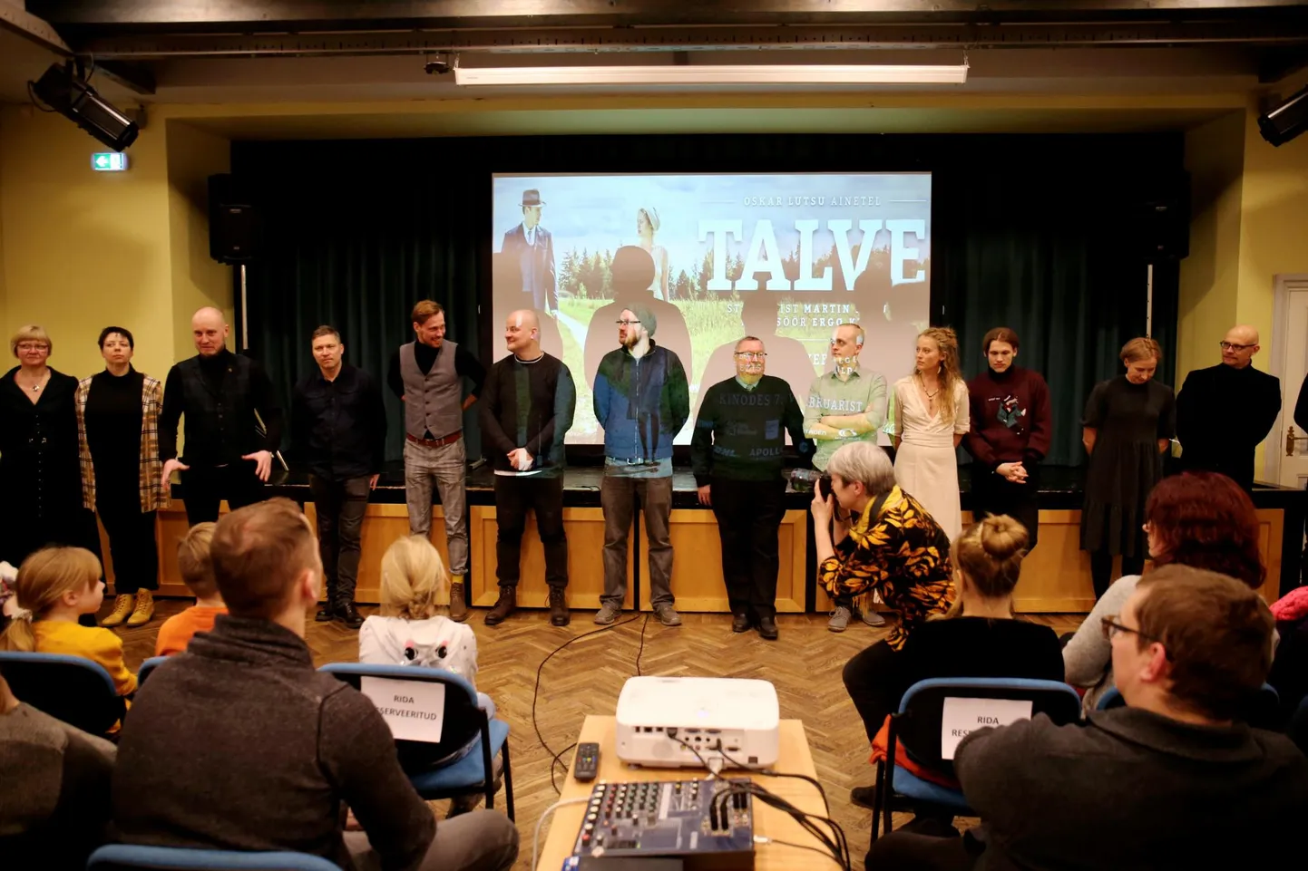 Esilinastusel Palamuse rahvamajas juhatasid «Talve» sisse filmi tegijad.