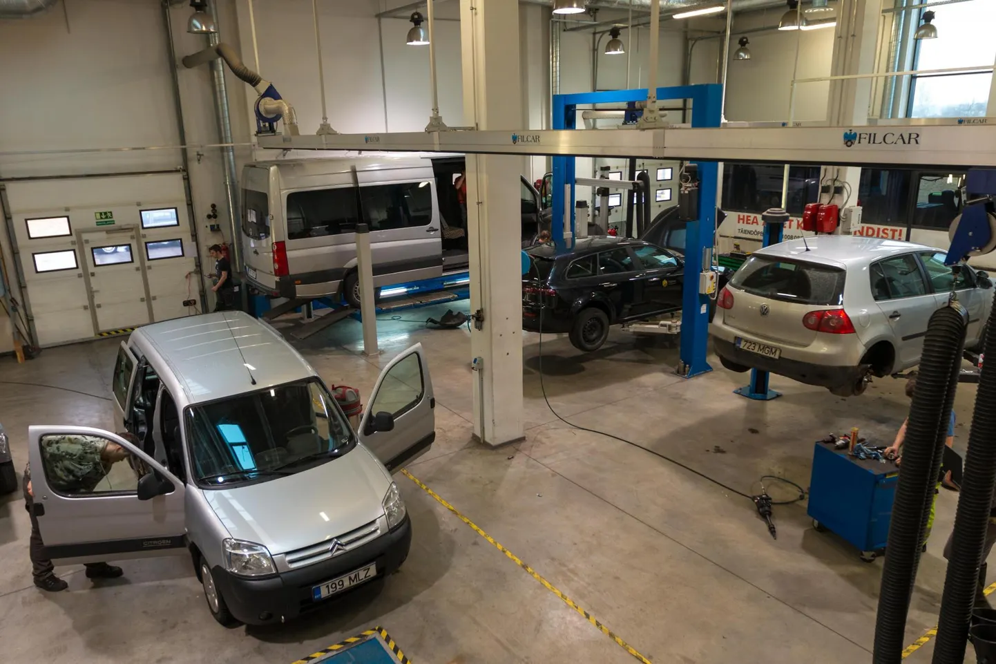 Mitmes kohas otsitakse autotehnikuid.