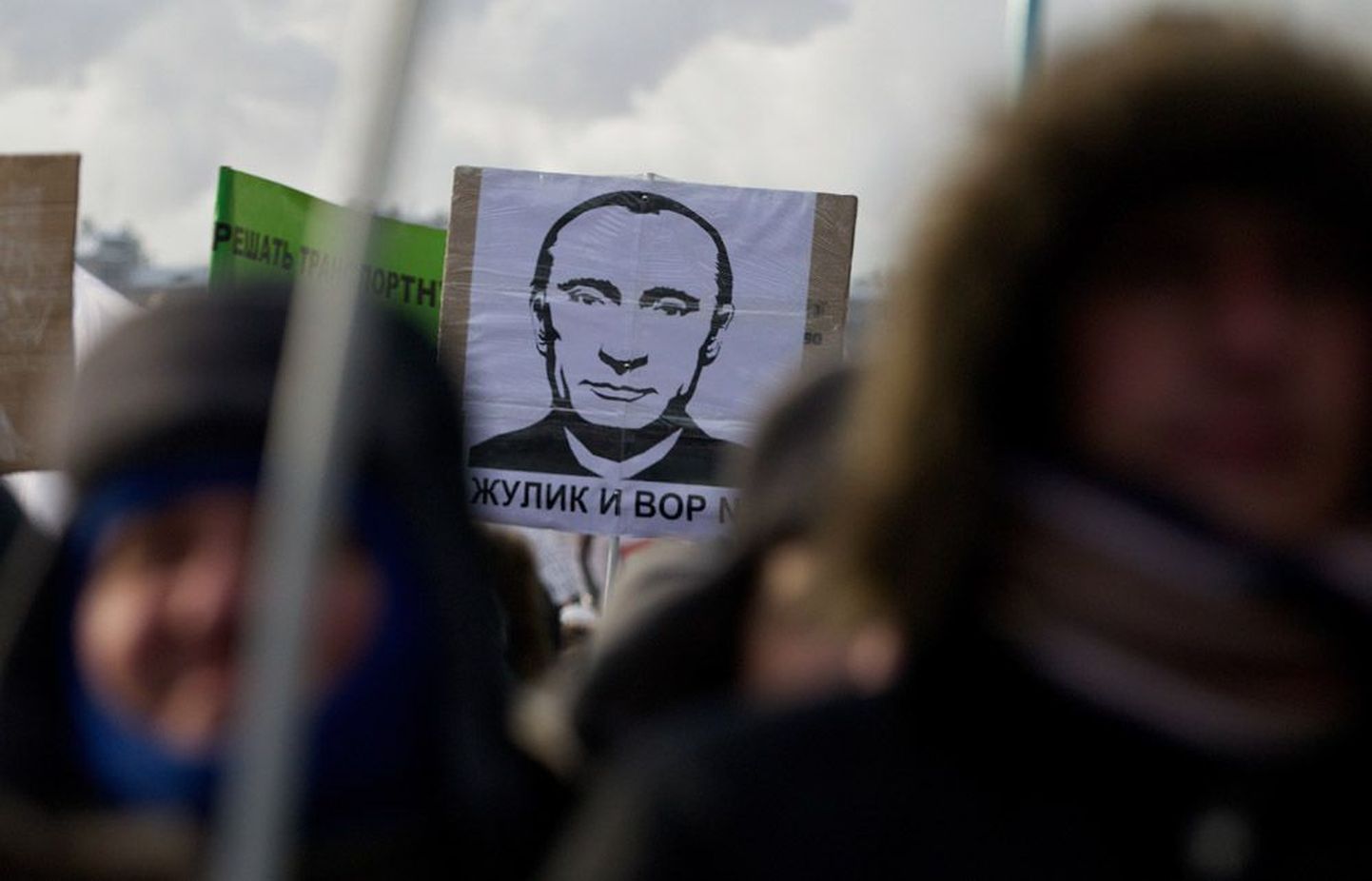 See plakat Moskva üleeilsel Putini-vastasel meeleavaldusel nimetas Vene peaministrit suliks ja vargaks.