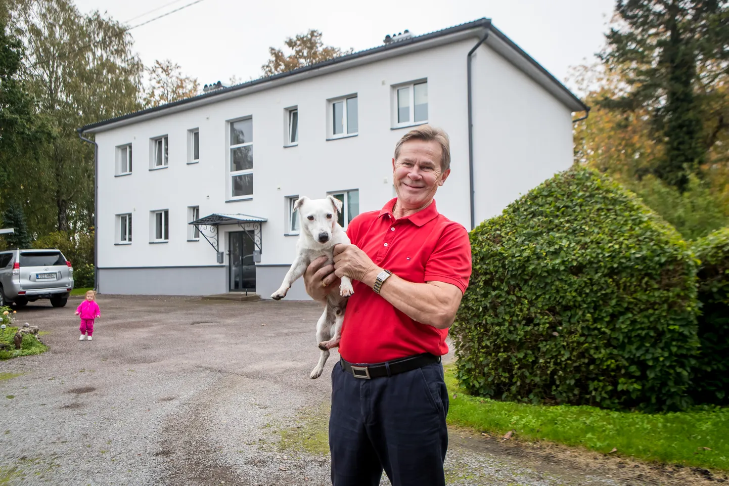 MÕNUS ELUPAIK: Toivo Ast on Pihtla teel koos abikaasa Annega elanud kolm aastakümmet. Avarast hoovist tunneb rõõmu ka peretütre koer Lucky.