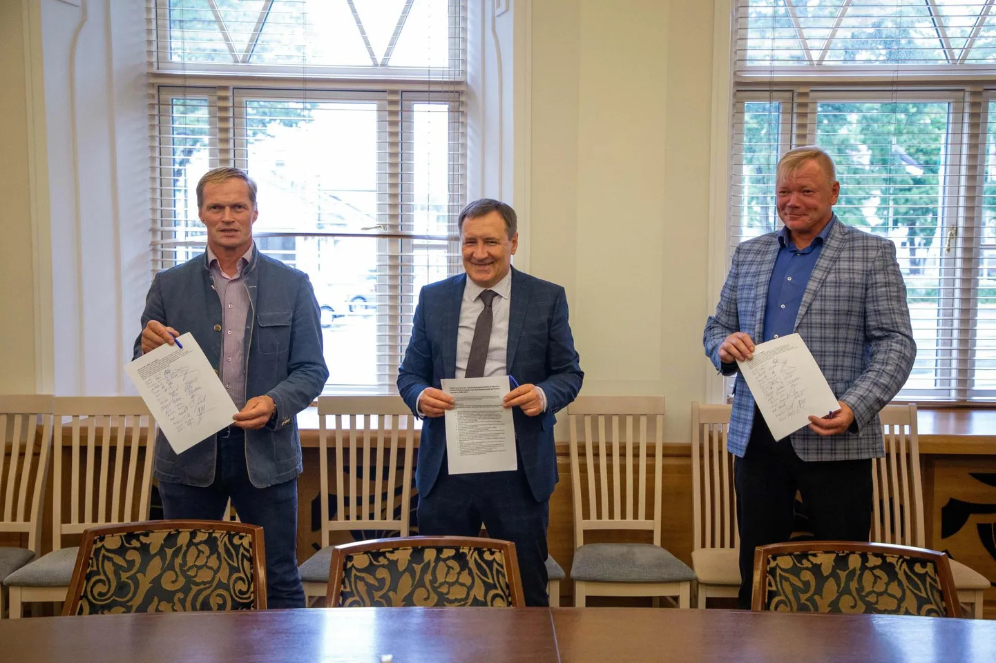 Ligi kuu aega tagasi kirjutasid Tarmo Alt Reformierakonnast (vasakult), Mihhail Feštšin Isamaast ja Margus Nurmik Sotsiaaldemokraatlikust Erakonnast alla koalitsioonilepingule. Keskerakonna juhtide umbusaldus on linnavolikogu neljapäevase istungi päevakorras.