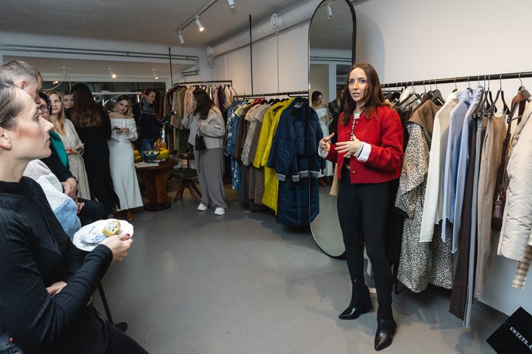 Эстонский стилист Милана Мосс рассказала собравшимся на презентацию латвийских брендов гостям о тенденциях и актуальных комбанциях одежды.