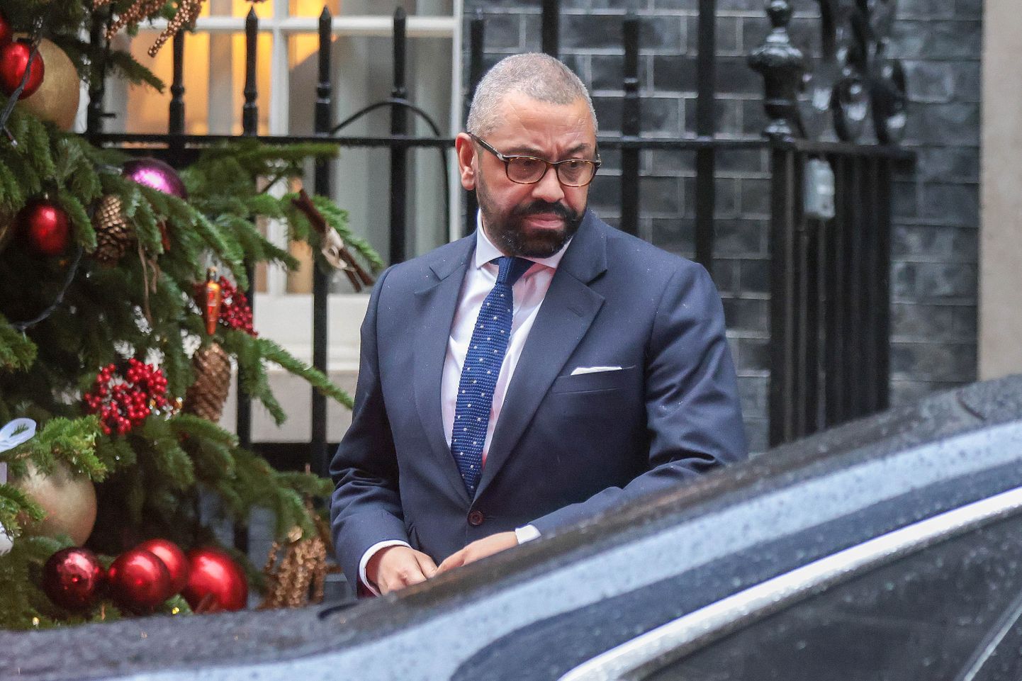 Ühendkuningriigi siseminister James Cleverly eelmisel nädalal lahkumas peaministri residentsist.