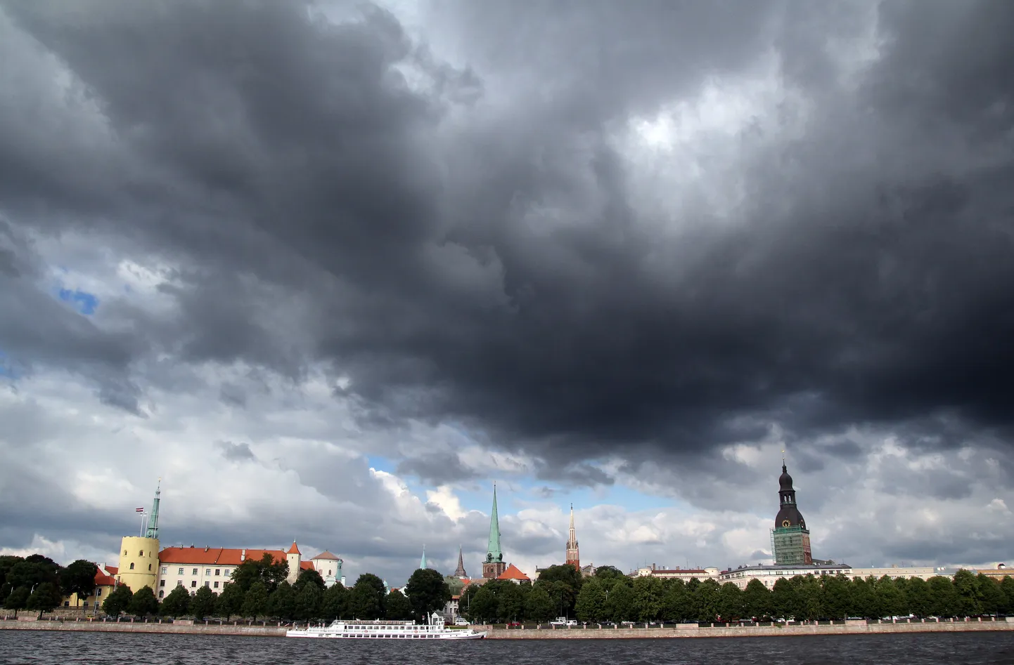 Negaisa mākoņi un skats uz Rīgas panorāmu.
