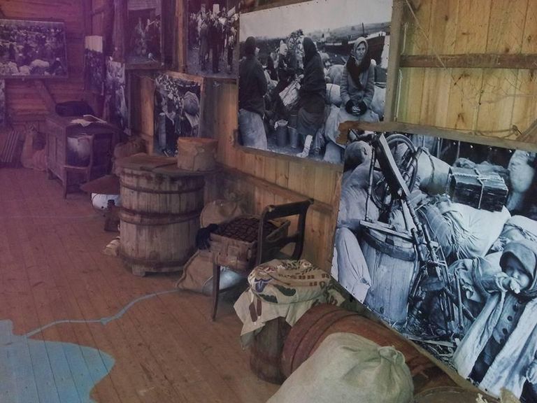 Räpina muuseumi kogus on haruldased fotod Peipsi-taguste eestlaste-sõjapõgenike vastuvõtmisest Võõpsus 1943. aasta sügisel.