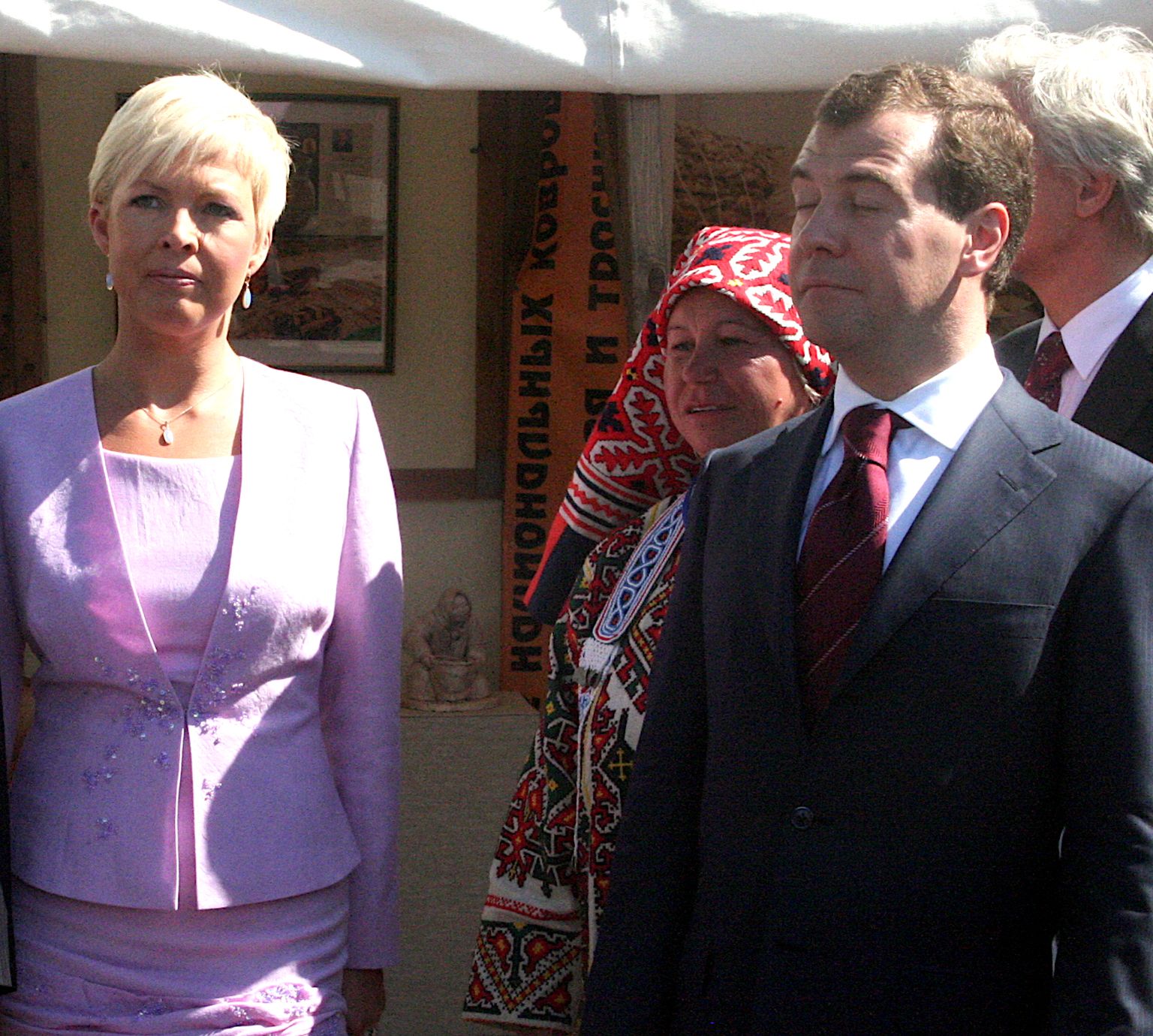 Evelin Ilves ja Dmitri Medvedev (kes pikemana paistmiseks fotokat nähes suure sammu ettepoole tegi) Hantõ-Mansiiskis 2008. aastal.