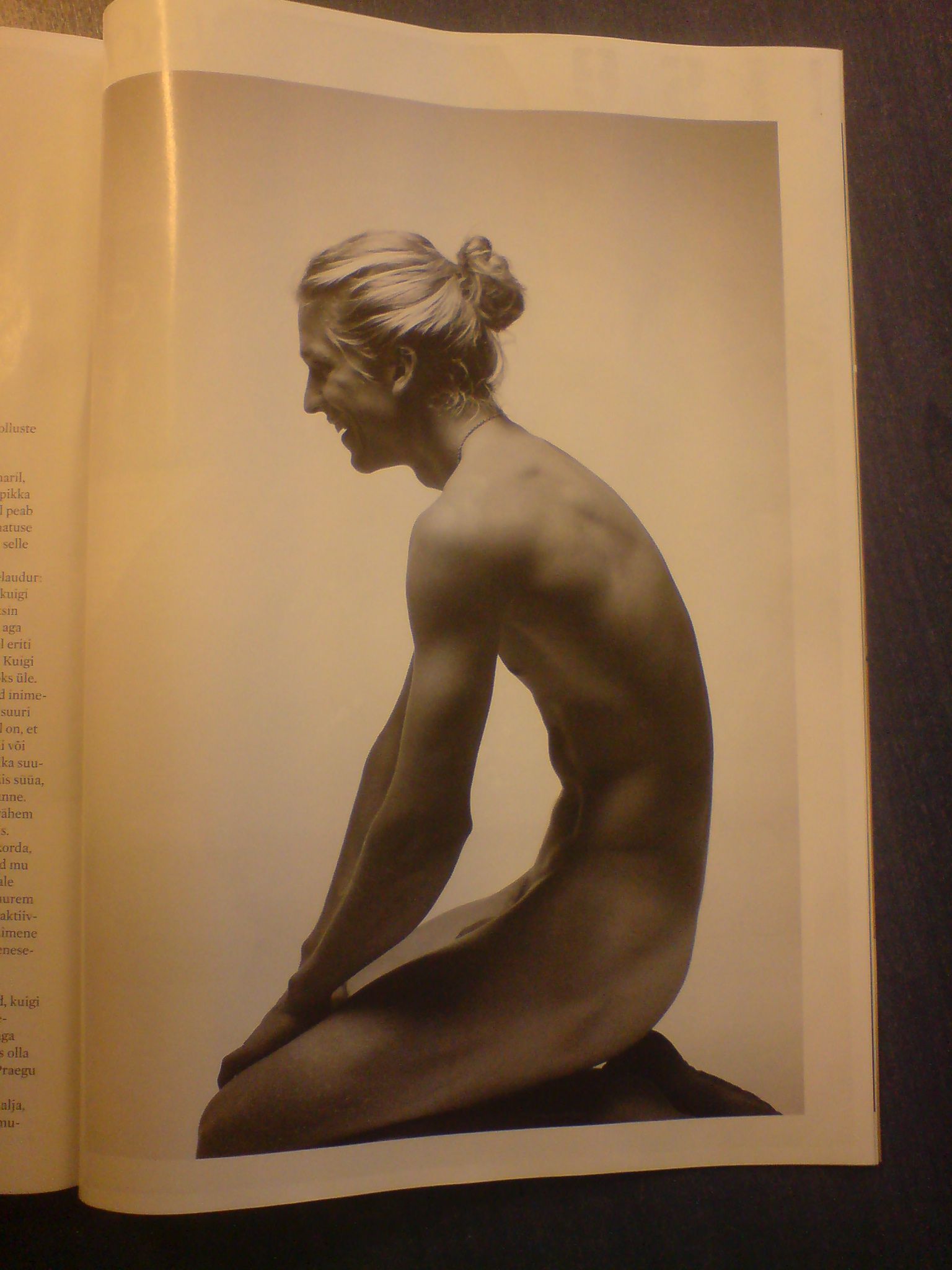 Johannes Ahun poseeris alasti naisteajakirjas 'Anne&Stiil'