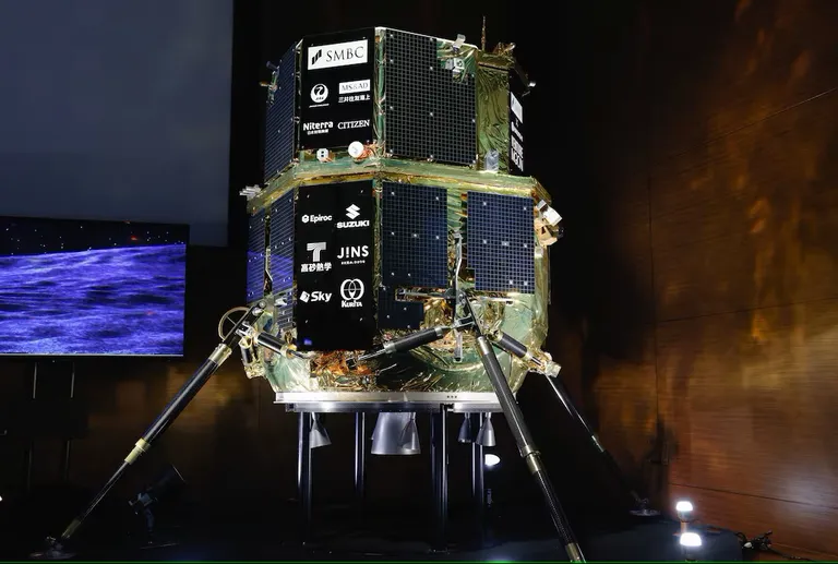 Resilience maandur oli 2,3 meetrit kõrge ja kaalus täis kütusepaakidega umbes 1000 kilogrammi. See on ispace'i Hakuto-R Kuu-maandurite seeria teine mudel, mis selgitab ka lennu nime: Hakuto-R Missioon 2.Hakuto on jaapani mütoloogias valge jänes. ispace kasutas seda nime esmakordselt oma Google Lunar X Prize'i võistlustöö jaoks, mis pakkus 20 miljonit dollarit esimesele erameeskonnale, kes suudab Kuule pehmelt maandada sondi ja lasta sel sooritada mõned põhilised uurimisülesanded.