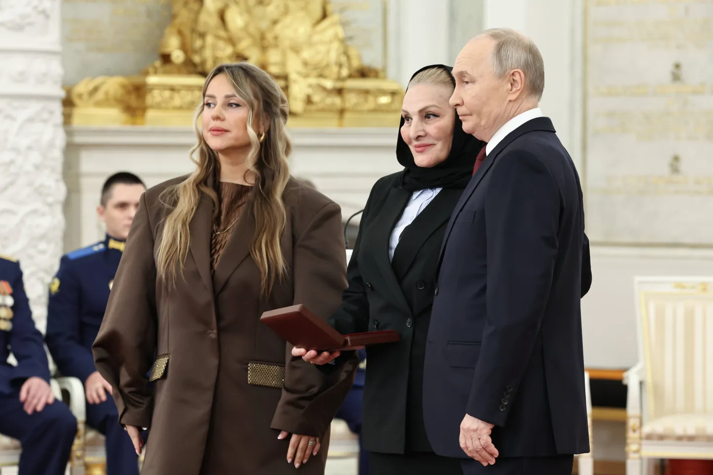 Venemaa president Vladimir Putin annab Venemaa Kangelase Kuldtähe medali üle vanemleitnant Mihhail Izbakievi emale Marina Izbakievile ja tema lesk Annale Mitkovale.