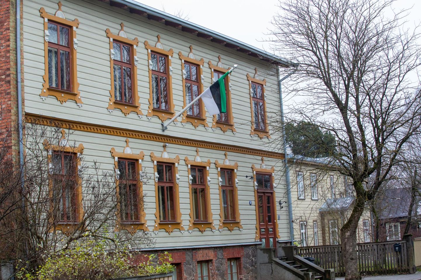 Revelia maja fassaadil Veski 45 on heisatud rohelise, musta ja valge laiuga lipp.
