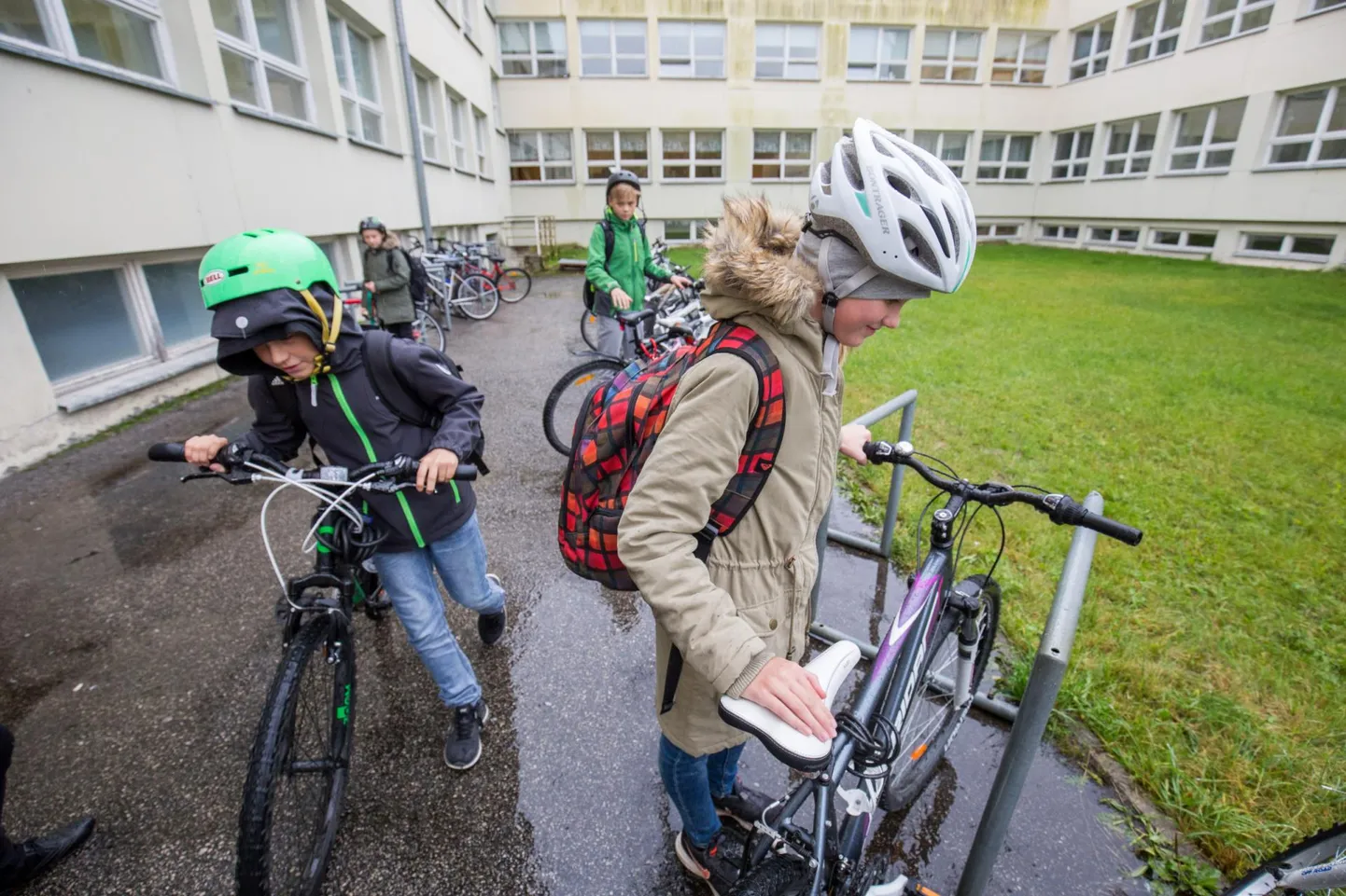 Pärnu Kesklinna silla juures kingitakse kiivrita ratturitele ja rulluisutajatele kiivreid. Foto on illustreeriv.