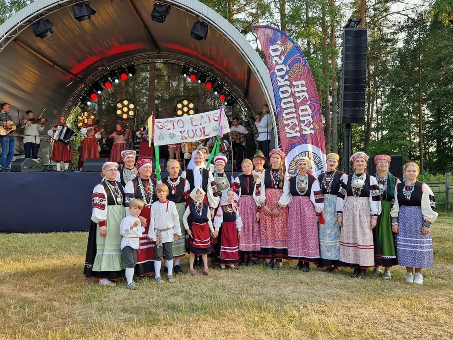 Seto Laste Kooli lapsed ja vanemad ja vanavanemad III seto tantsupeol Värskas.