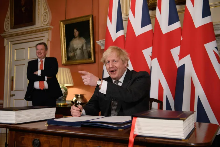 Briti peaminister Boris Johnson allkirjastamas Brexiti-järgset kaubanduslepet Euroopa Liiduga.
