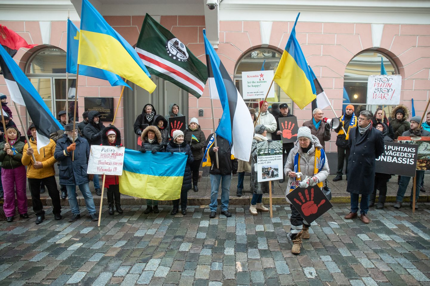Venemaa saatkonna ees Tallinnas avaldati meelt Ukraina toetuseks.