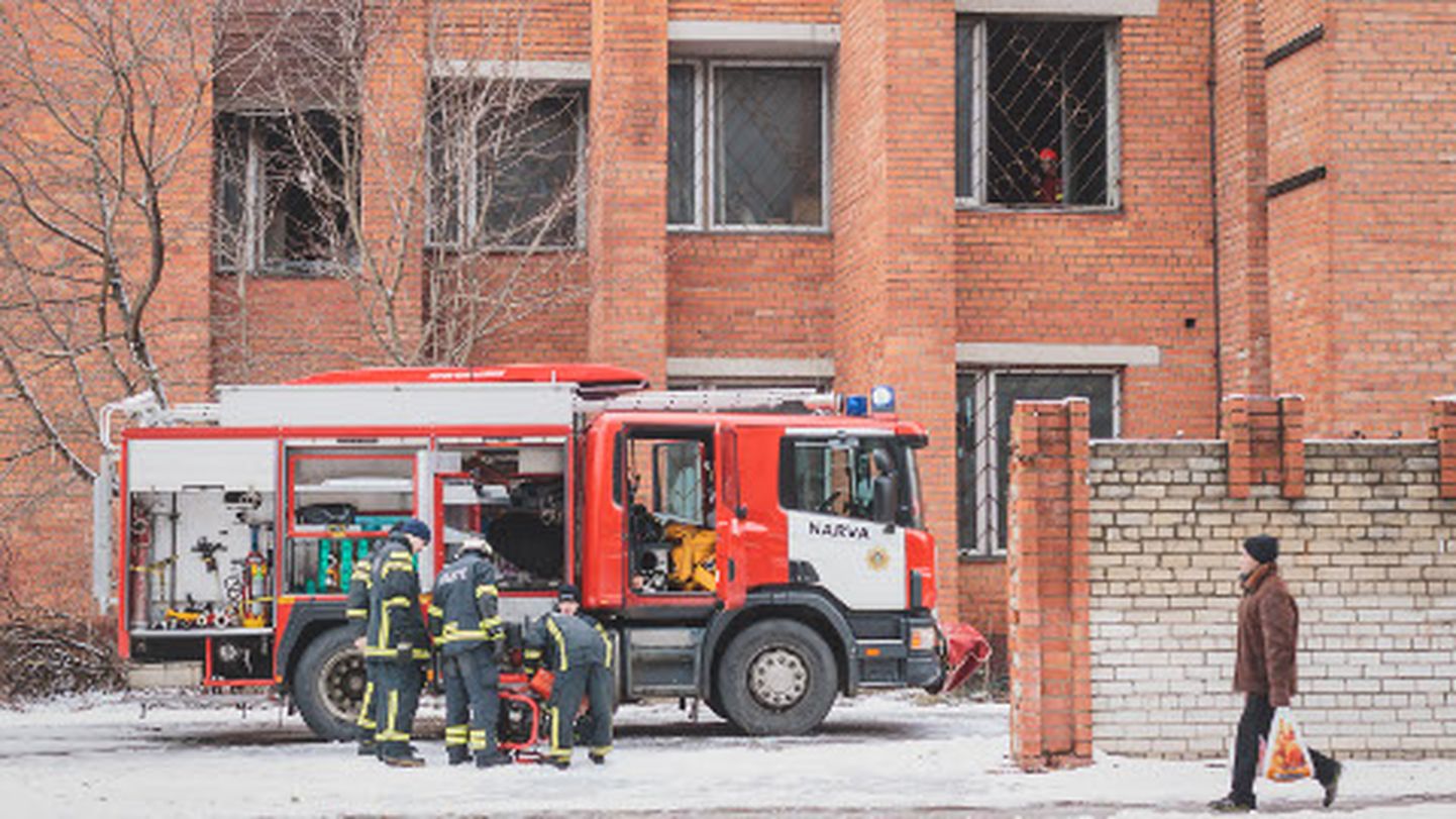 Tuletõrjujad Linda tn 2 asuva hoone juures, kus alates 2010. aastast asub Narva teater Ilmarine. Teatri ruumid on suitsust läbi imbunud ning tule tekitatud kahju saab hinnata alles täna pärast ruumide põhjalikku tuulutamist.