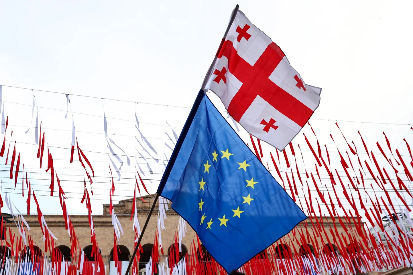Gruusia ja Euroopa Liidu lipud.