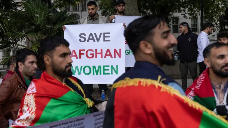Протесты у посольства Афганистана в Лондоне после прихода талибов к власти.