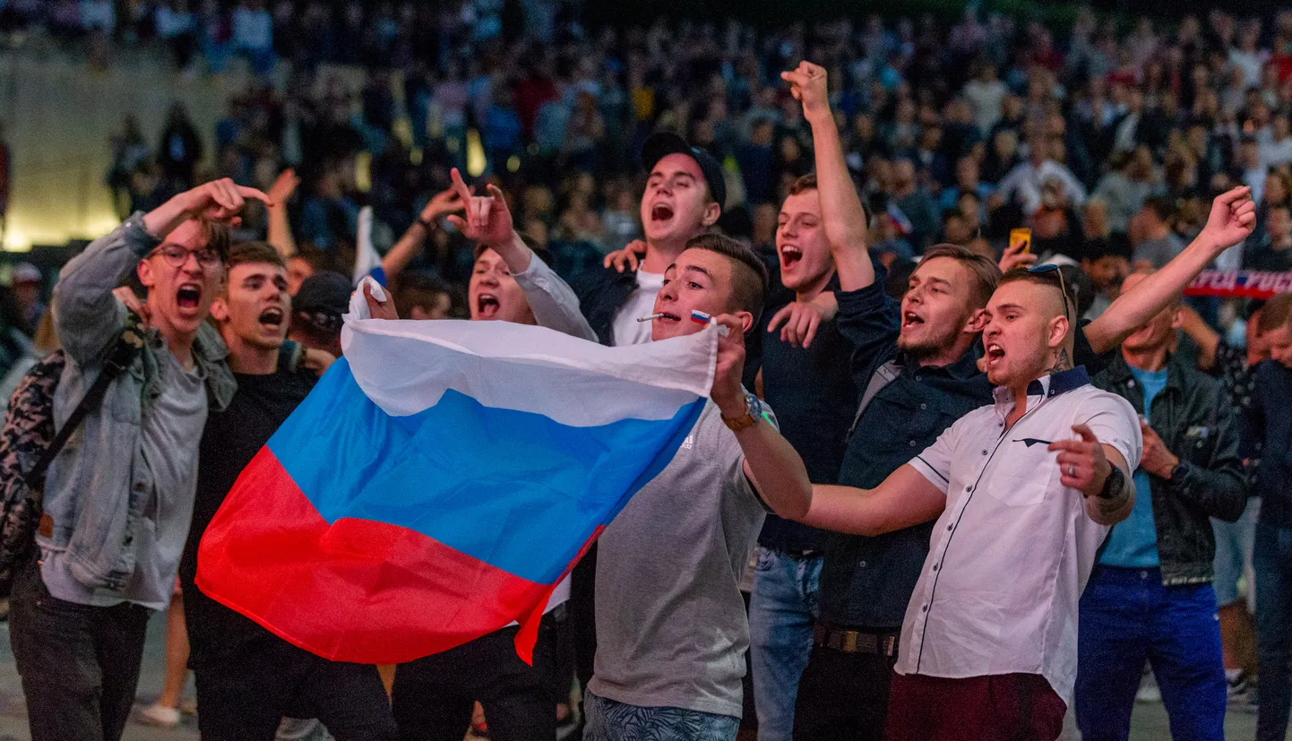 Болельщики на площади Вабадузе во время матча Россия-Хорватия. Фото иллюстративное.