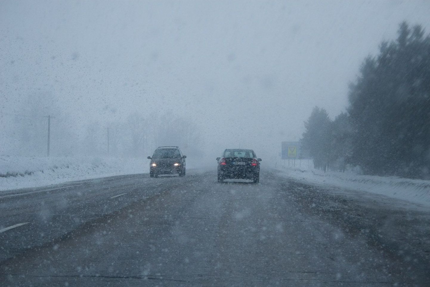Tihe lume- ja lörtsisadu raskendab ka liiklusolusid.