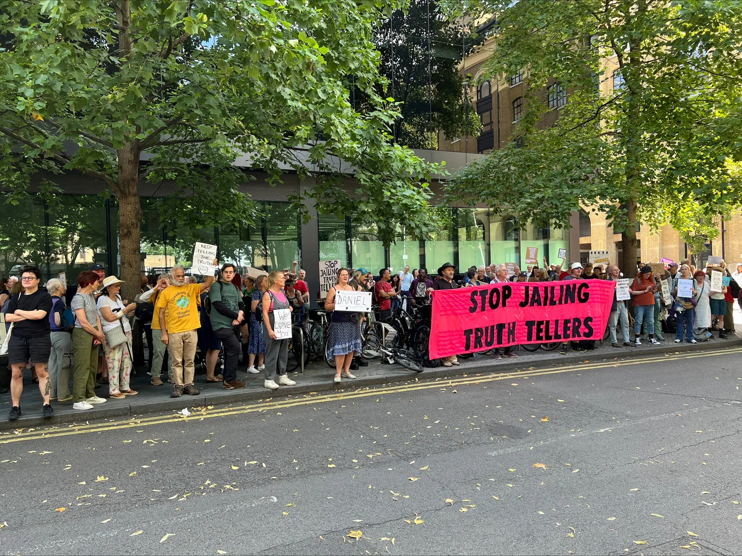 Protesti pie tiesas nama Londonā, kur vides aktīvistiem piesprieda bargus sodus.