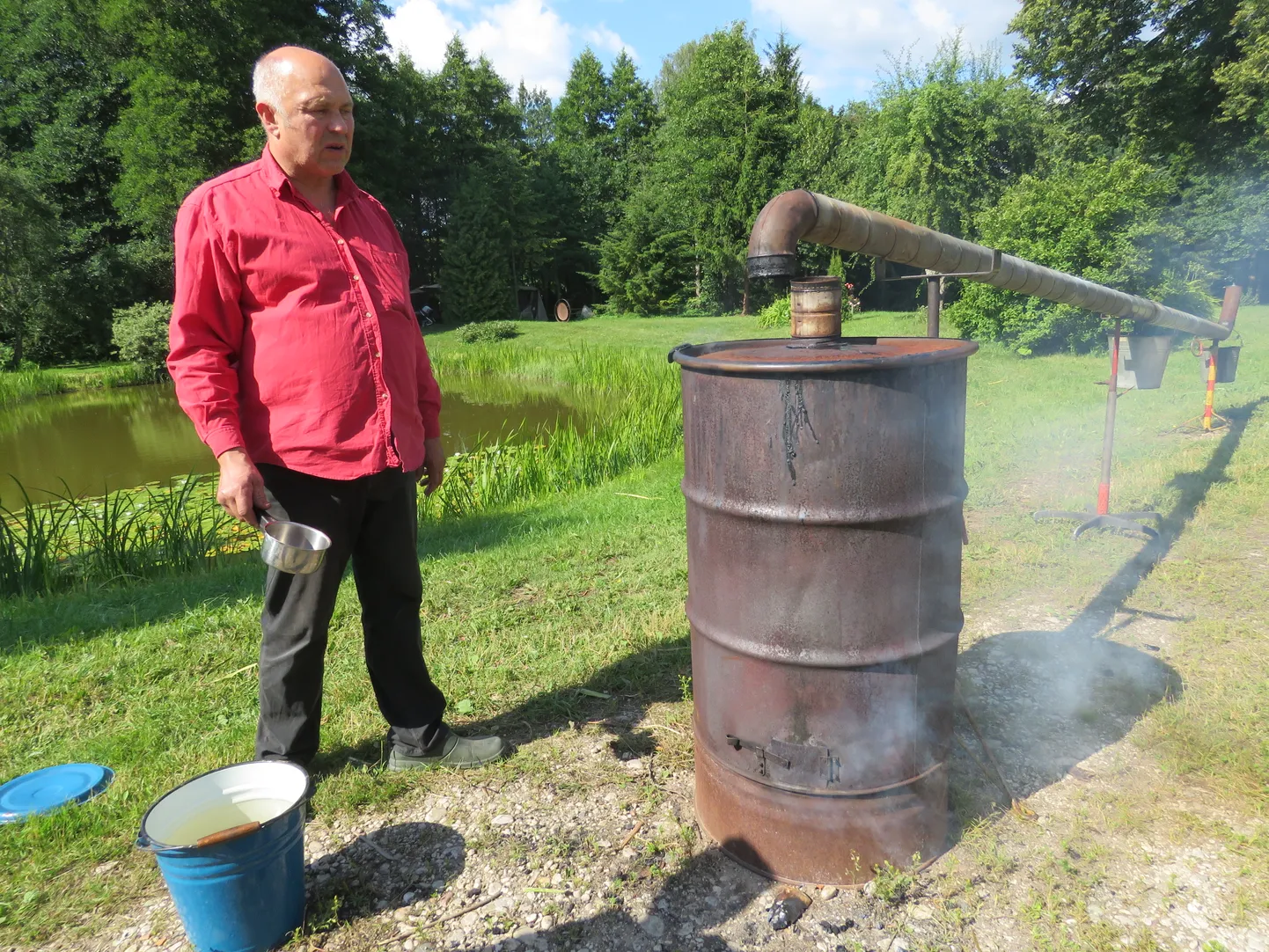 Ketta talu peremees Mart Salumaa viis läbi puusöe valmistamise õpituba.