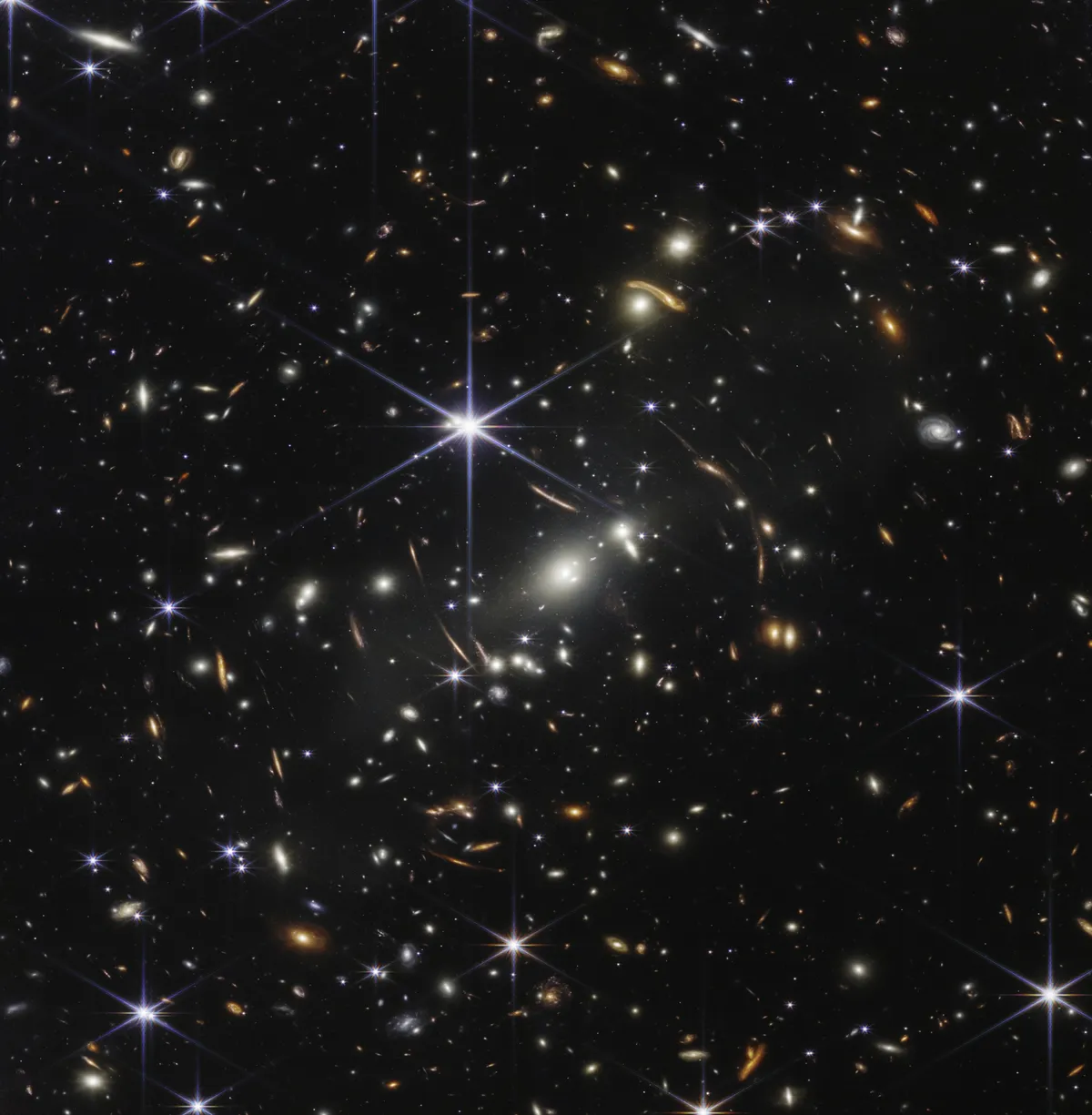 Webbi kosmoseteleskoobi esimene süvataevapilt galaktikaparvest SMACS 0723, mis asub meist umbes nelja miljardi valgusaasta kaugusel Lendkala tähtkujus. Galaktikaparve mass toimib gravitatsiooniläätsena, suurendades selle taha jäävaid kaugemaid galaktikaid, täheparvesid ja muid hajusaid objekte, mida polnud kunagi varem nähtud.