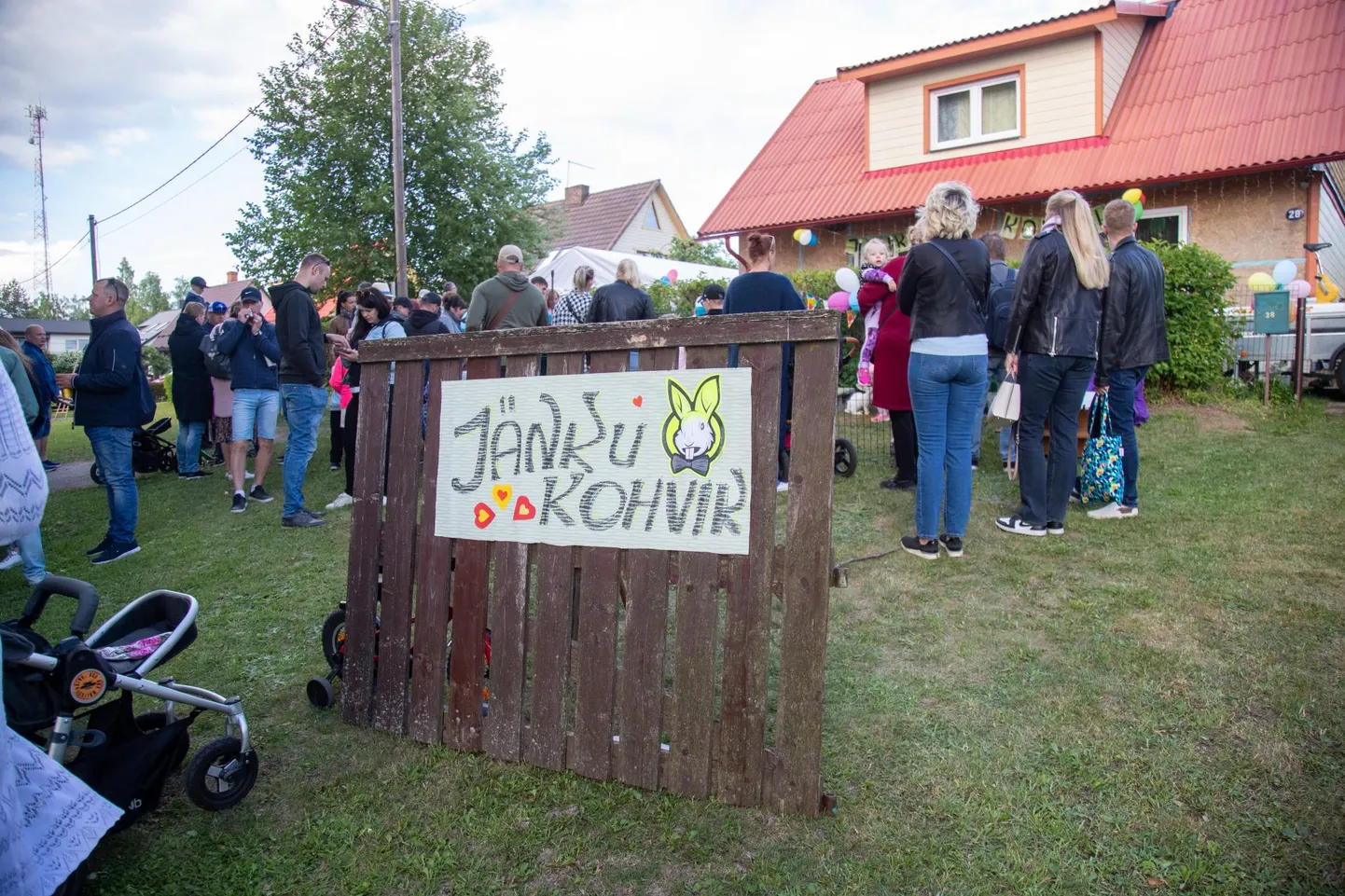 Kohvikuöö on kujunenud Viljandis nii menukaks, et seda väisavad tuhanded inimesed ja tihti on kohvikutes järjekorrad. Mullu oli kohvikuöö Paalalinnas.