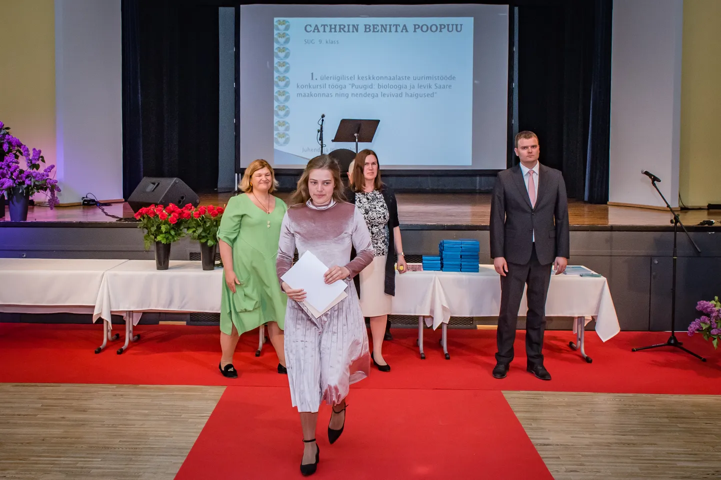 CATHRIN BENITA POOPUU SÜGi 9. klassis pälvis tunnustuse puukide uurimise eest.