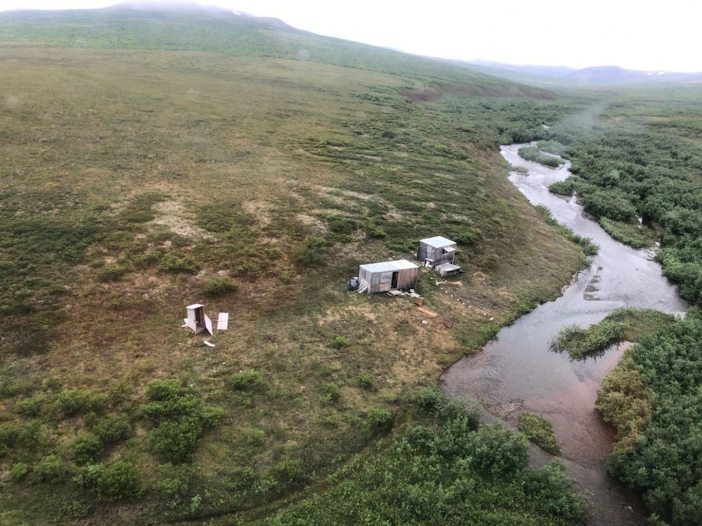 Alaskal Nome`i linna lähedal asuv laager, kus mees nädal aega karuga heitles.