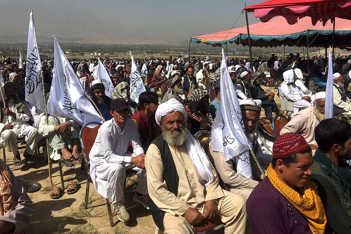 Talibani toetajad toetusüritusel Kabuli lähedal põllul.