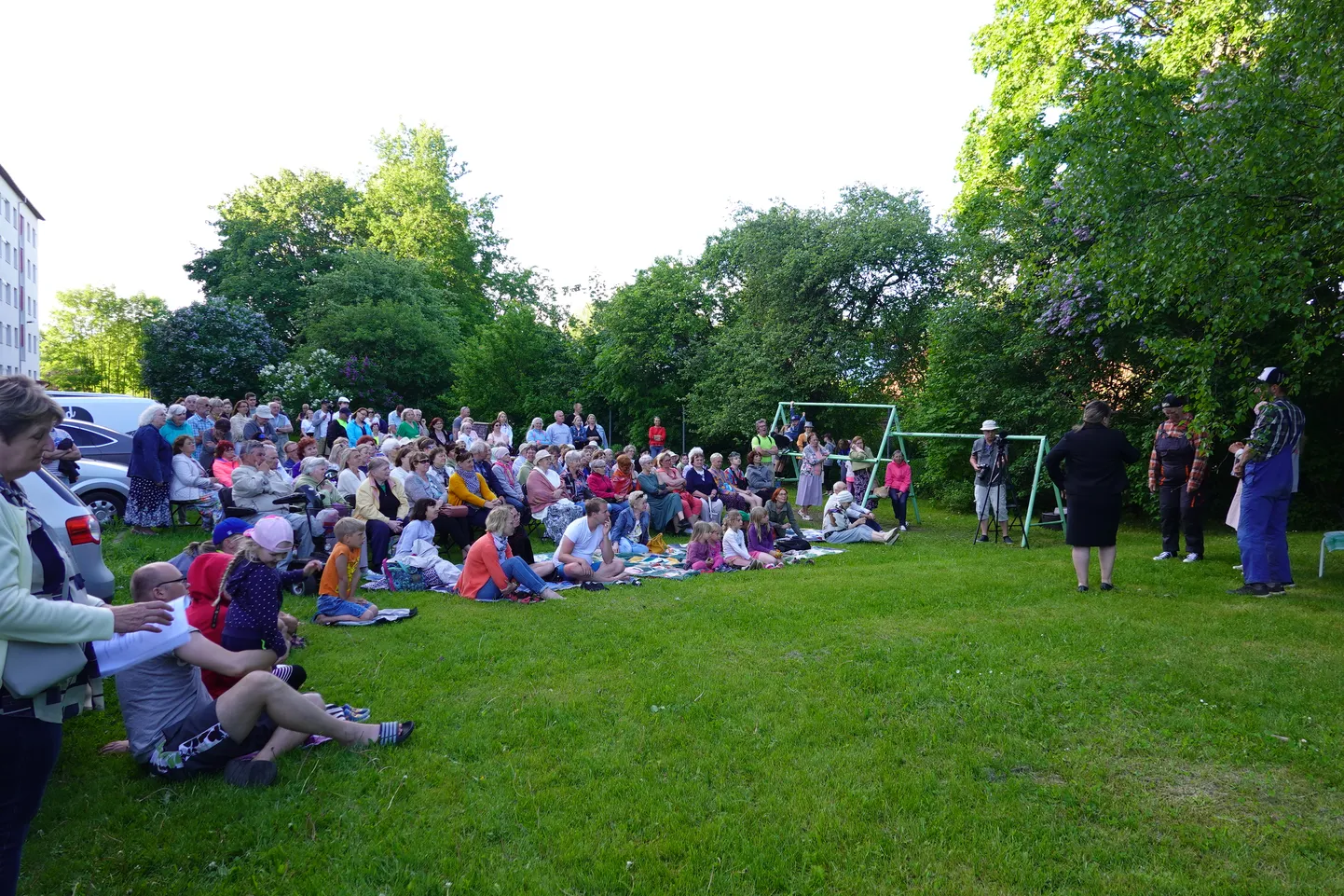 Vahuküla Näitetrupi etendus Hooviteatrite festivalil Paides.