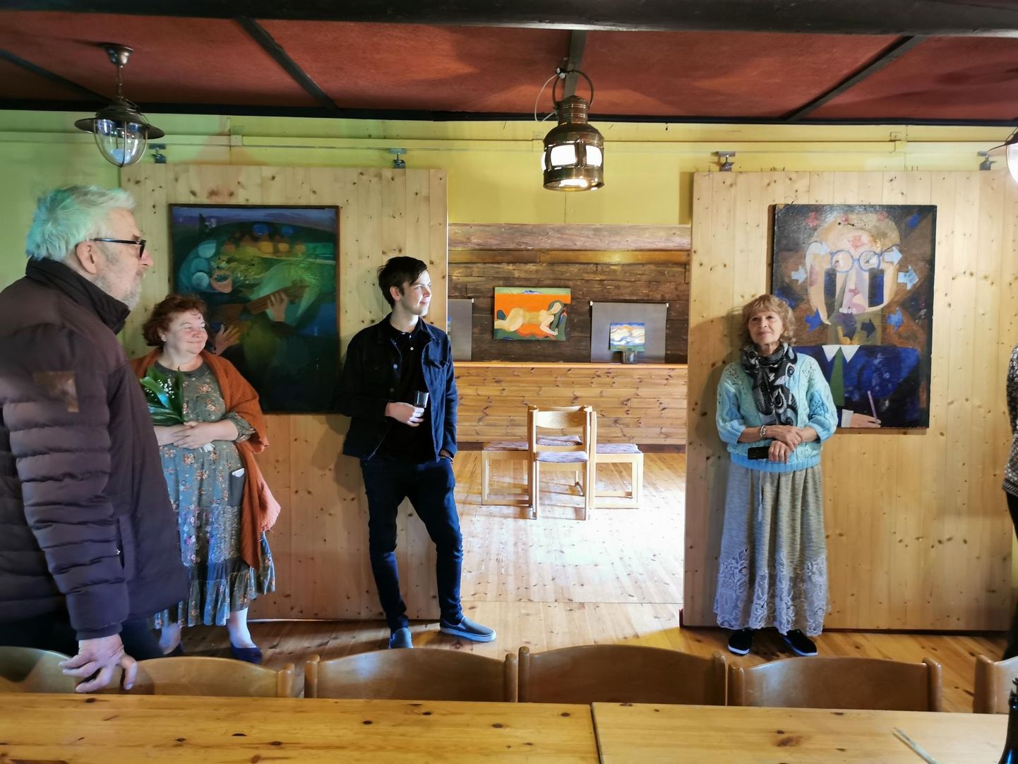Näituse avamisel meenutasid Vello Tamme tema lähedased, Priit Pedajas (vasakul) elustas hetki teatris.