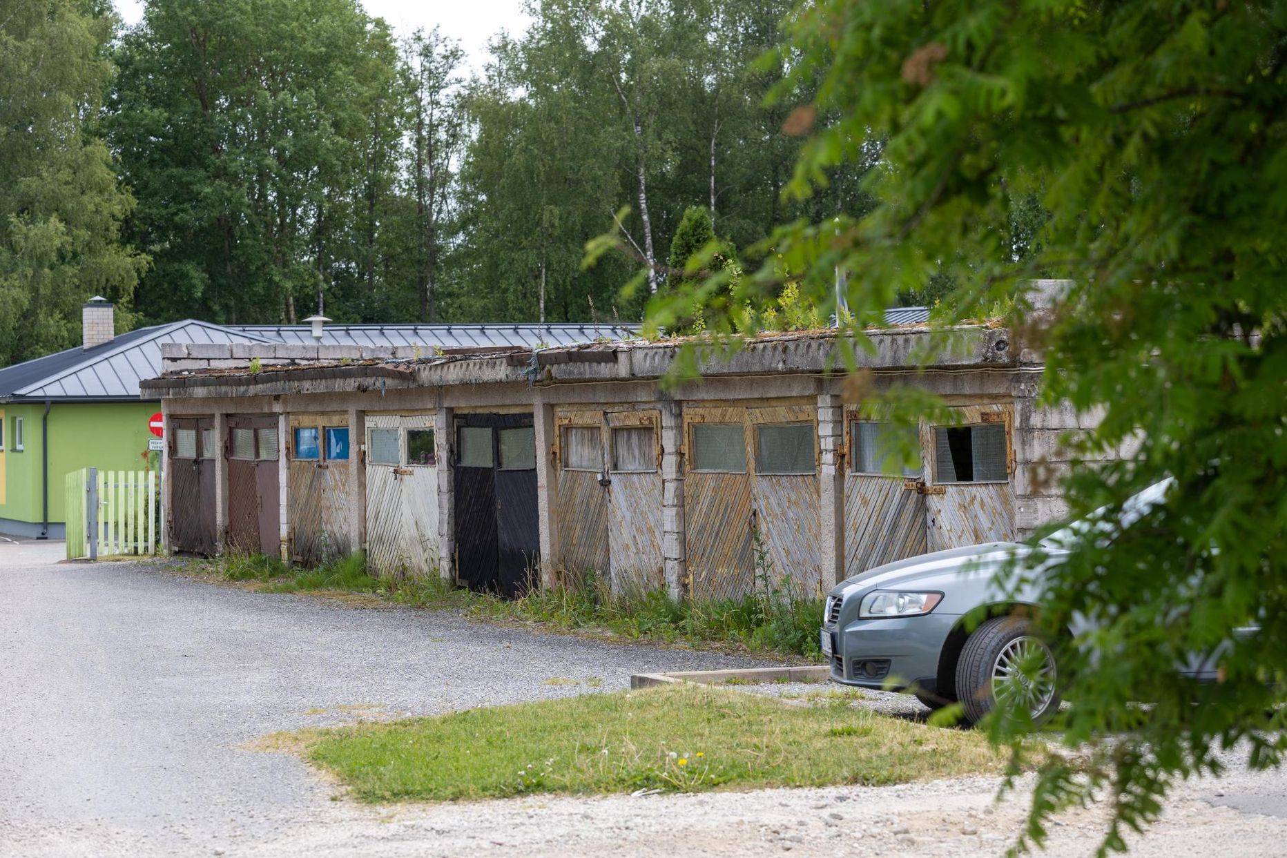 Пустующие гаражи в деревне Соэ.