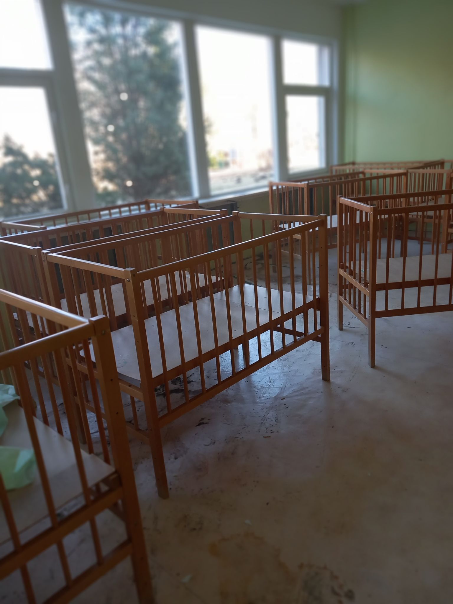 Lammutamisele minevas Tõrukese lasteaes vedeleb osa mööblit veel majas, osa on paisatud prügikonteineritesse.