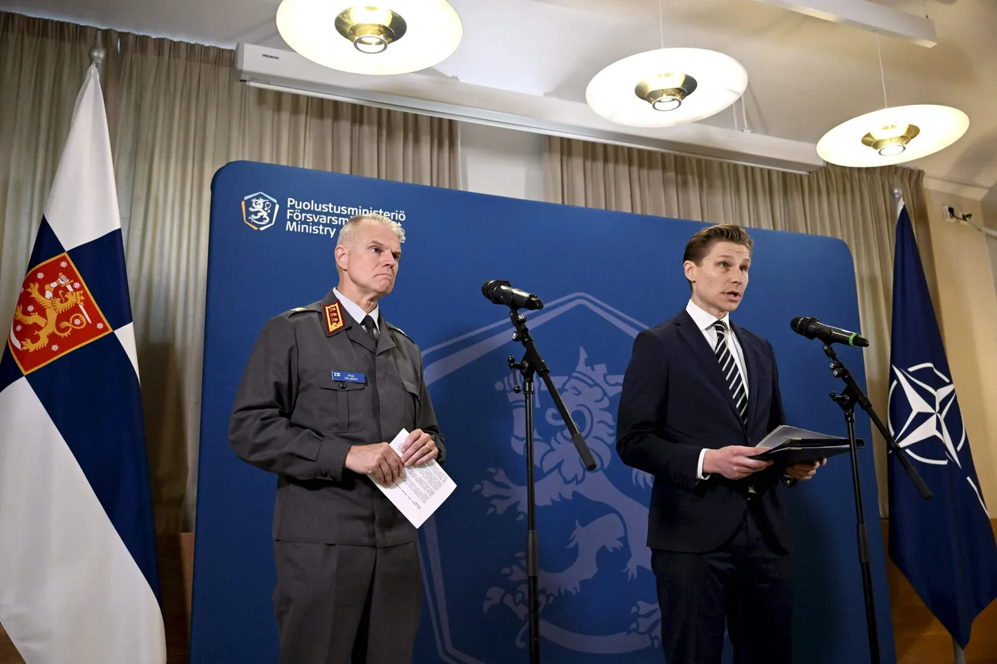Soome kaitseminister Antti Häkkänen  ja Soome armee ülem kindralleitnant Pasi Välimäki NATO baasi rajamist teatavaks tegemas 27. septembril 2024. aastal Helsingis.