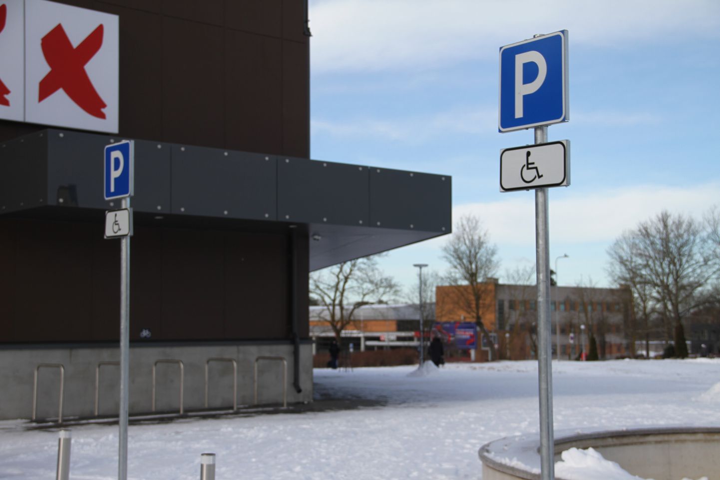 Парковочные места для людей с особыми потребностями у торгового центра в Силламяэ. Иллюстративное фото.