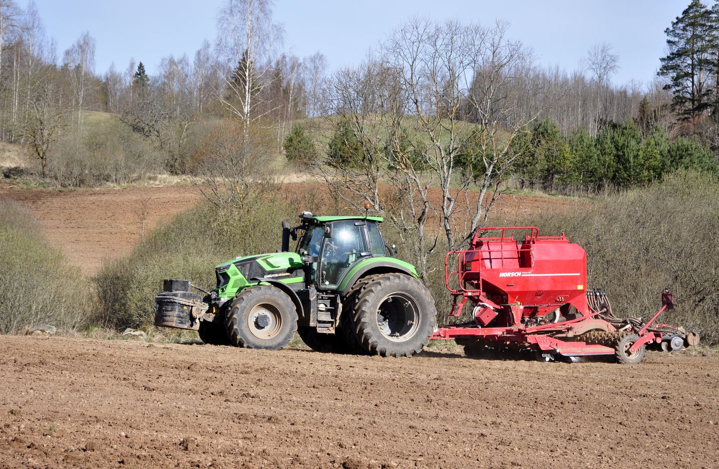 Pavasara augsnes apstrādāšanas darbi zemnieku saimniecībā "Debeskalni". Ilustratīvs attēls