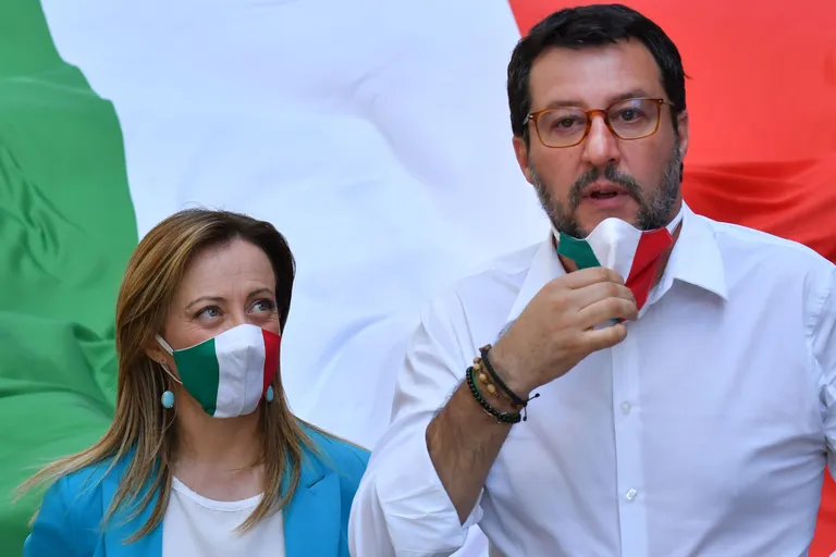 Giorgia Meloni (vasakul) ja Matteo Salvini Roomas toimunud üritusel.