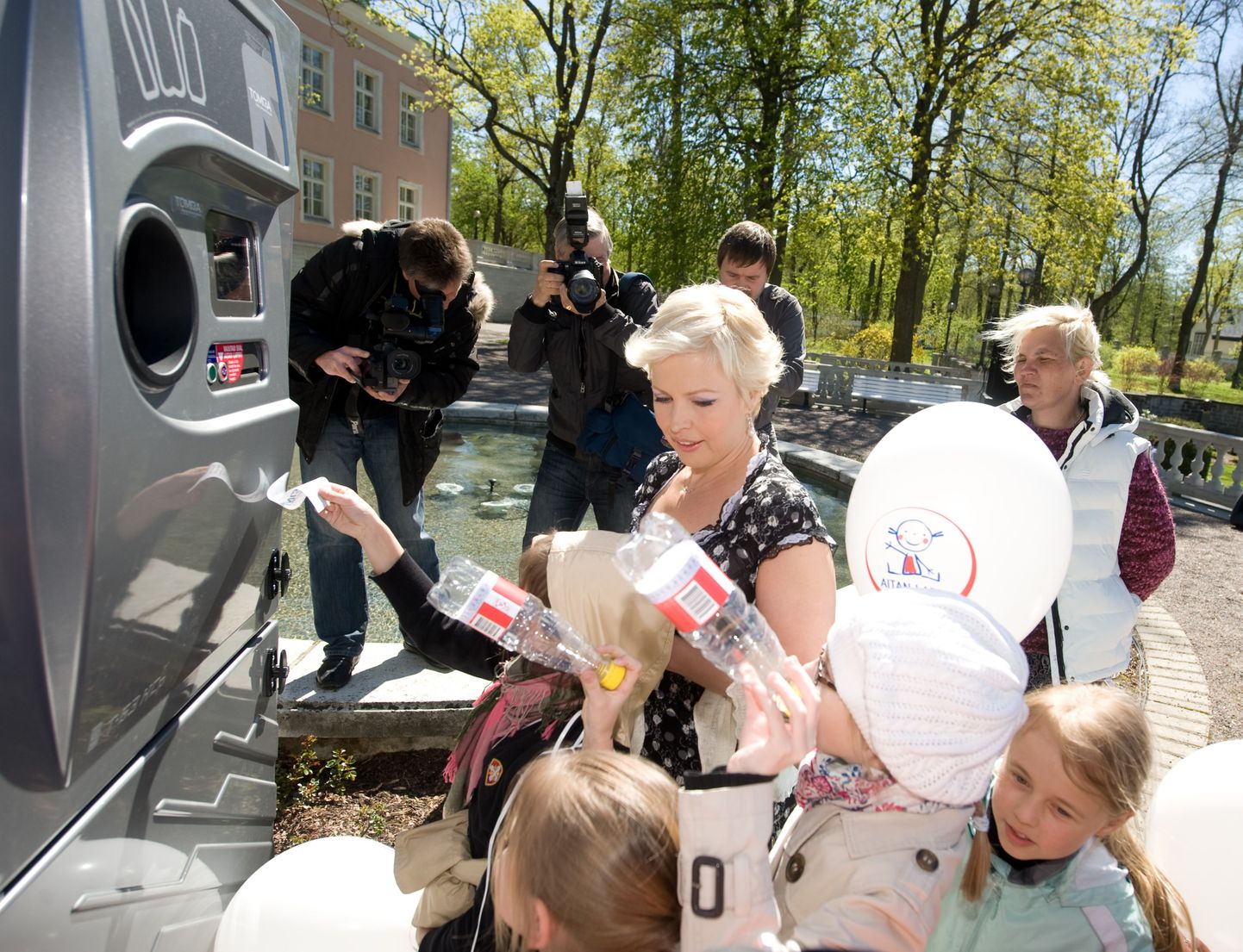 2011. aastal avati Kadrioru roosiaias heategevuskampaania "Aitan lapsi".