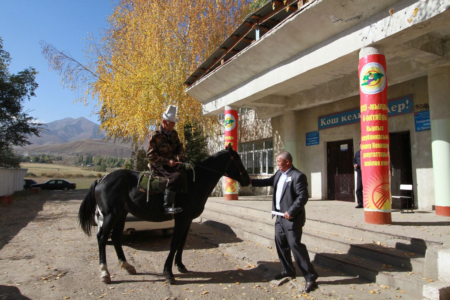 Külaelanik saabumas kohalikku valimisjaoskonda, et anda oma hääl Kõrgõzstani parlamendivalimistel.