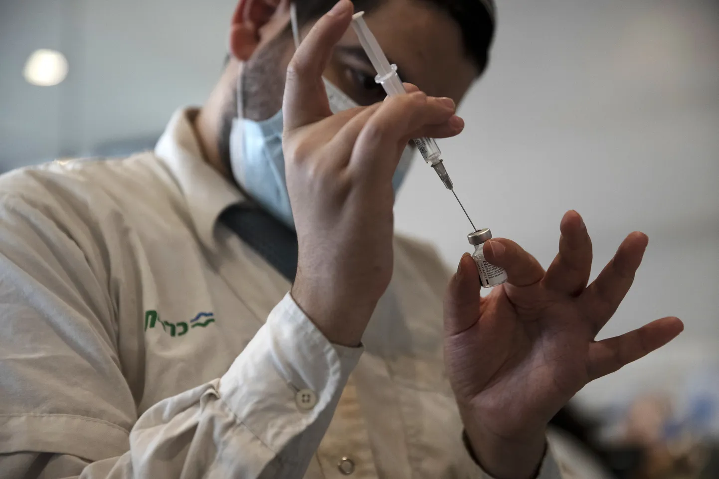 Jeruusalemma tervishoiutöötaja Pfizer/BioNTechi vaktsiiniga.