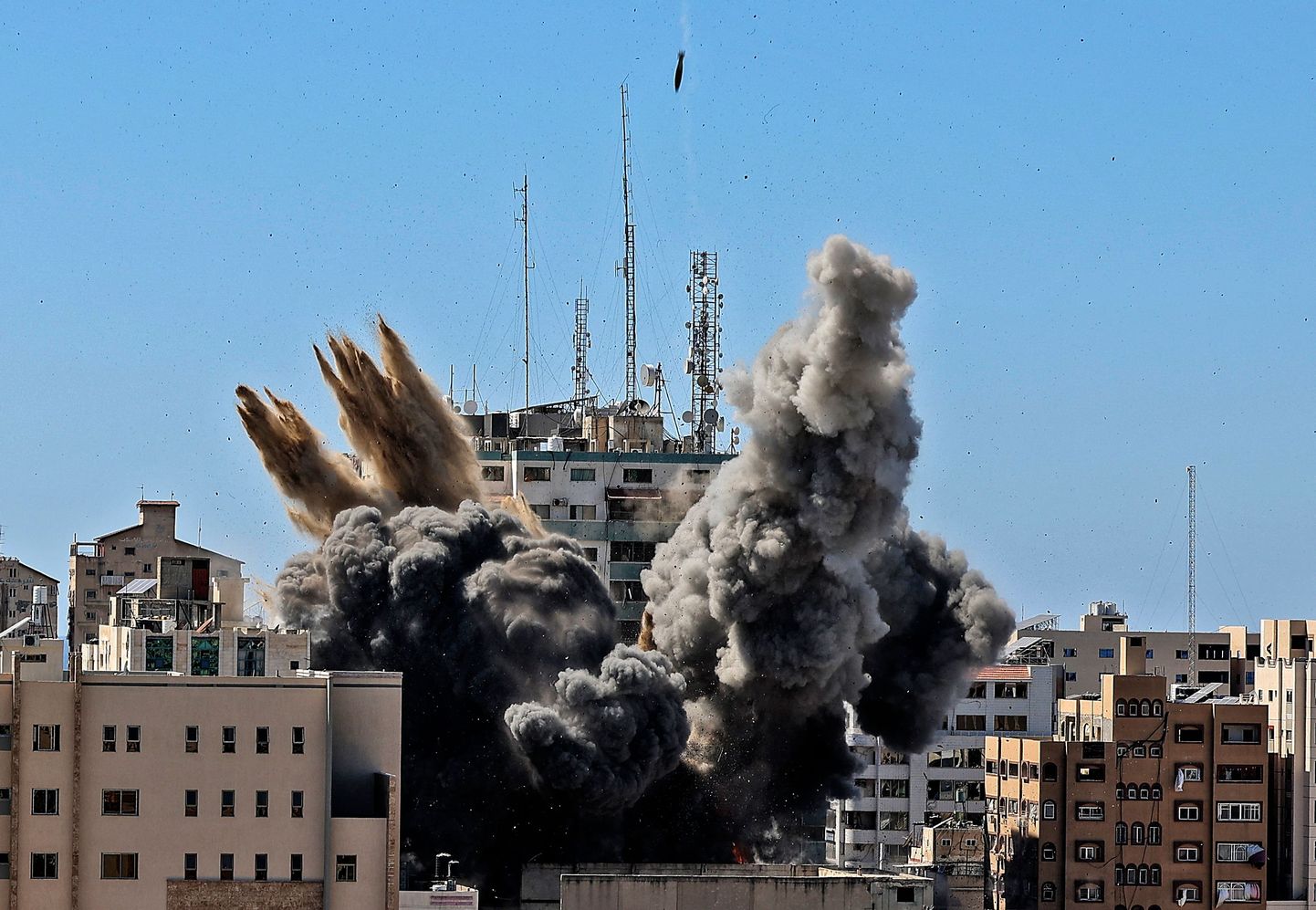 Iisrael hävitas Gaza linnas 13-korruselise büroohoone, kus asusid ka mitme meediafirma kontorid.