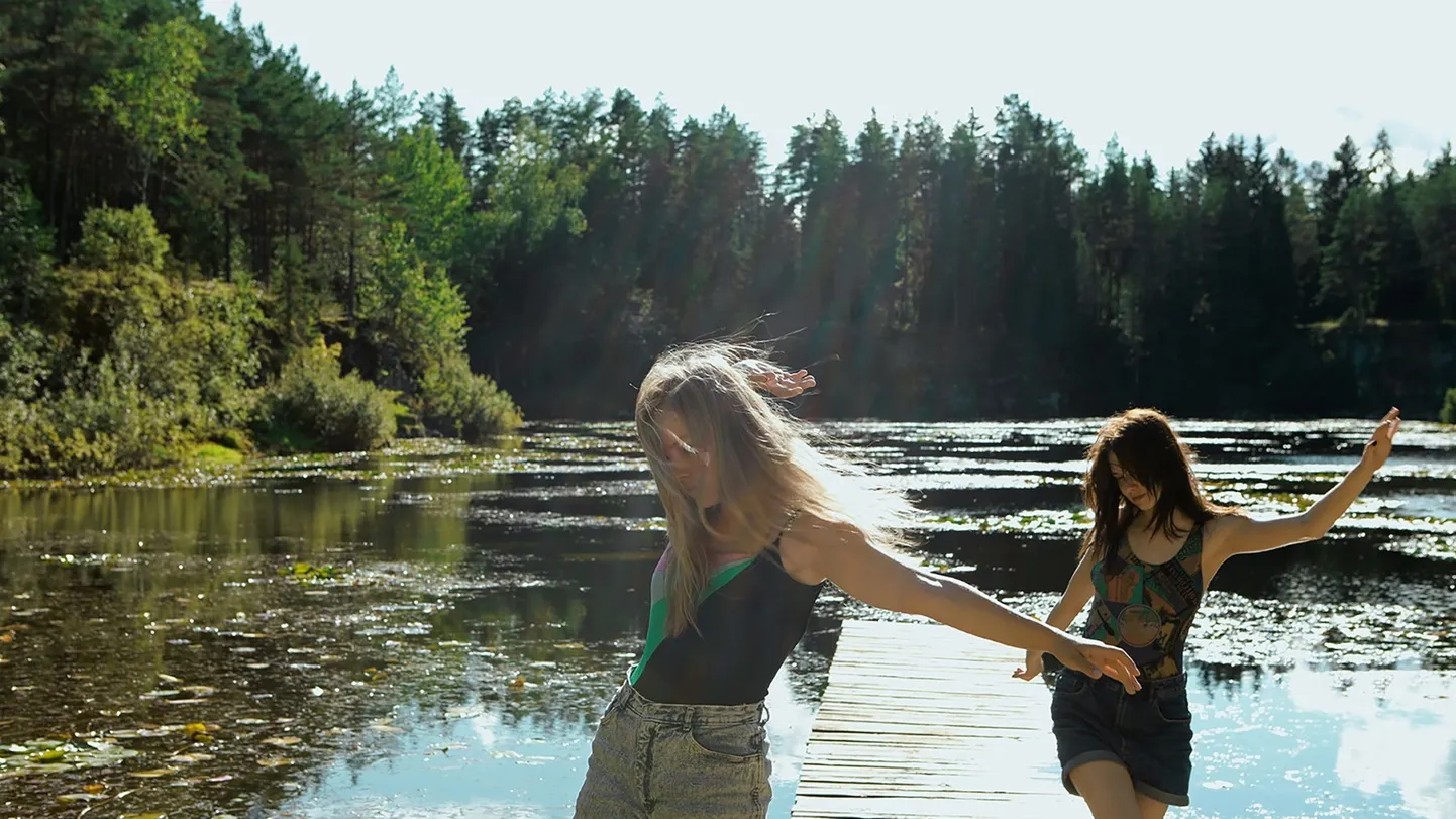 Anni Iikkanen ja Rebekka Baer Inari Niemi kaunis noortefimis «Valgus valgus valgus»