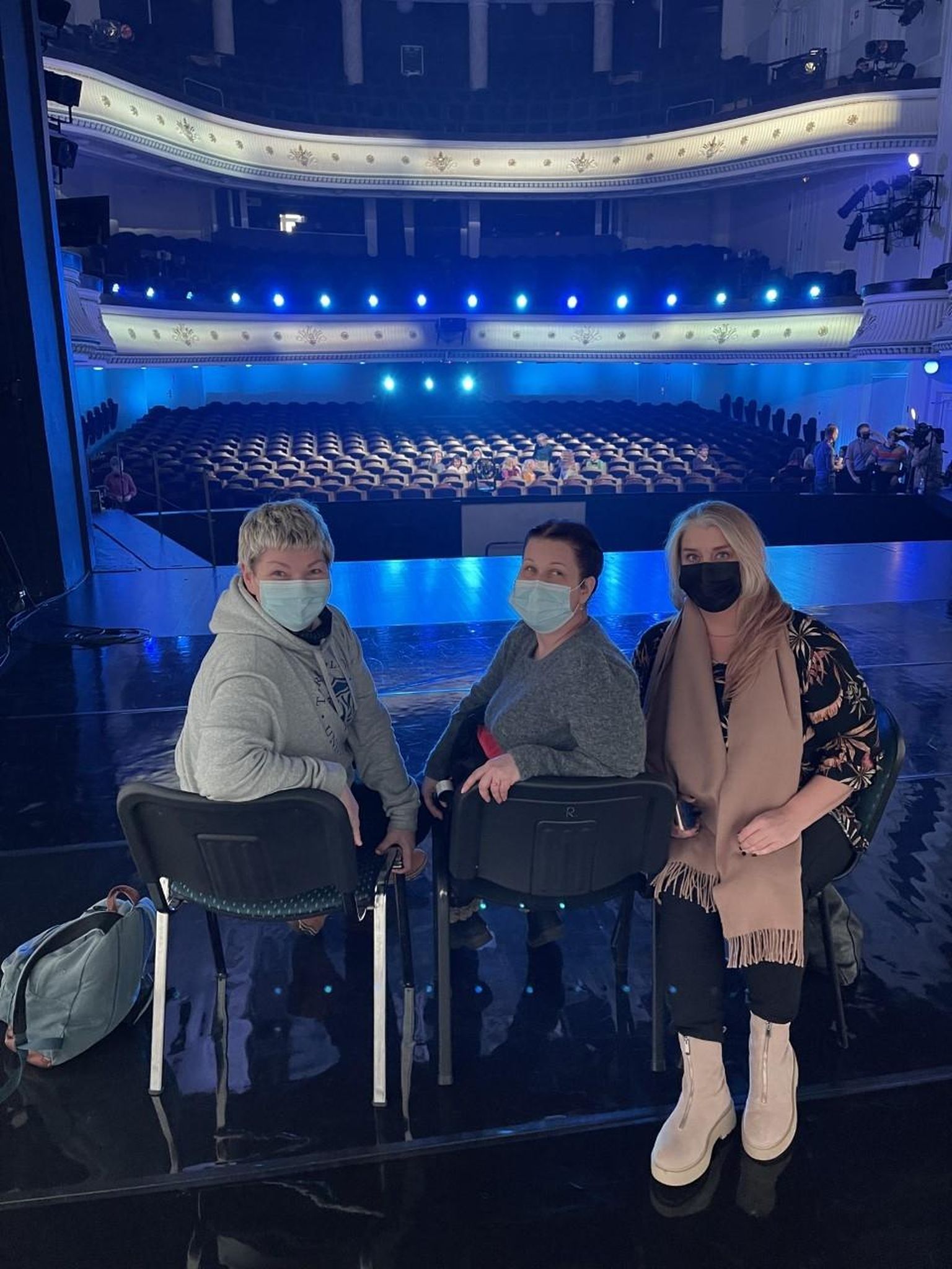 Vabariigi aastapäeva ligipääsetavuse naiskond teisipäeval Estonia teatrisaalis (vasakult): projektijuht Piret Aus, konsultant Kai Kunder ja kirjeldustõlk Krista Fatkin.