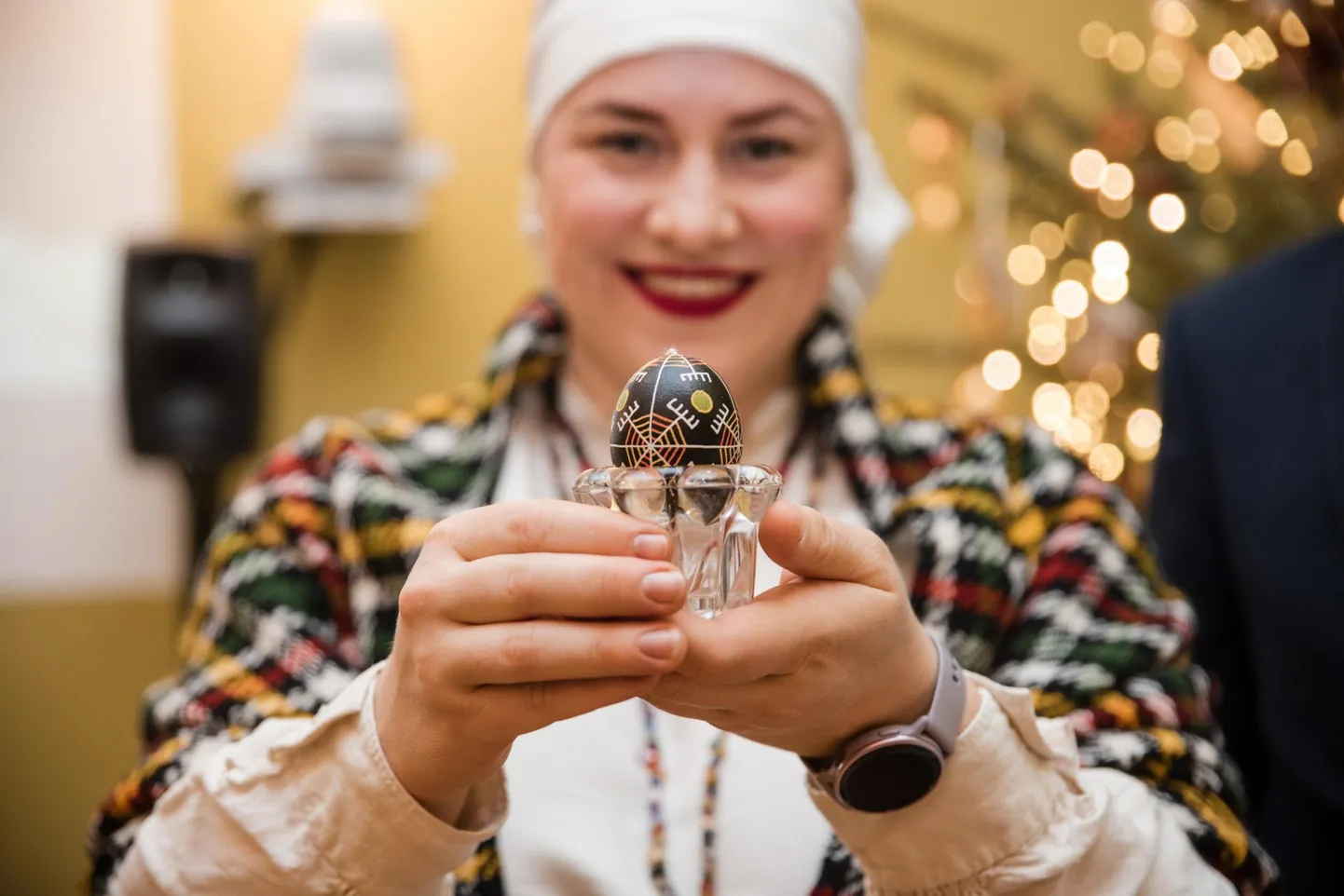 Mae Rae kohtus ukrainlaste põssanka valmistame kunstiga kultuuriministeeriumi üritusel, mis korraldati pärast seda, kui Mulgi puder ja põssanka ühel ajal UNESCO vaimse kultuuripärandi nimekirja kanti.