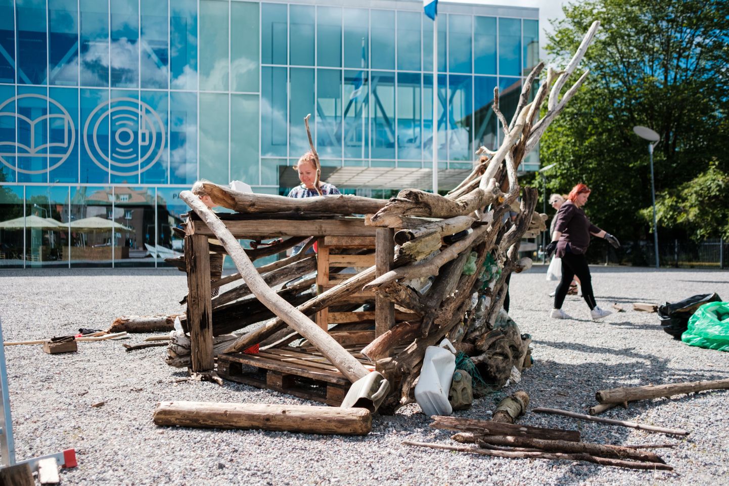 Skulptuuri meisterdamiseks vajaliku mereprügi korjasid Pernova hariduskeskuse ja festivali vabatahtlikud 1. mail Estonia mälestusmärgi juurest üleujutatud alalt.